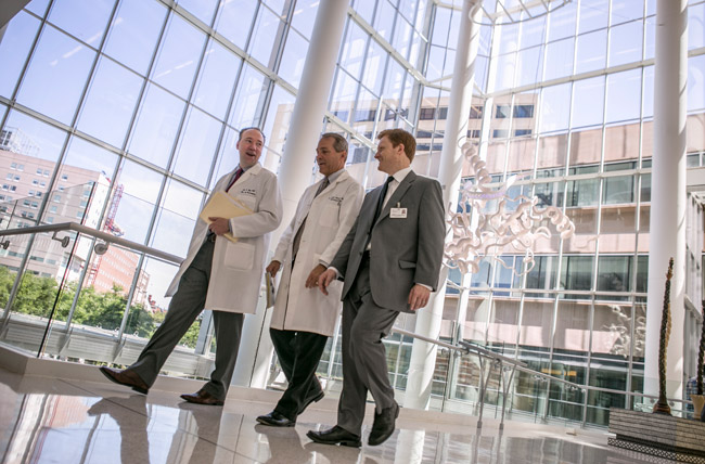 El Dr. Lucas y el Dr. Grady caminando por el edificio